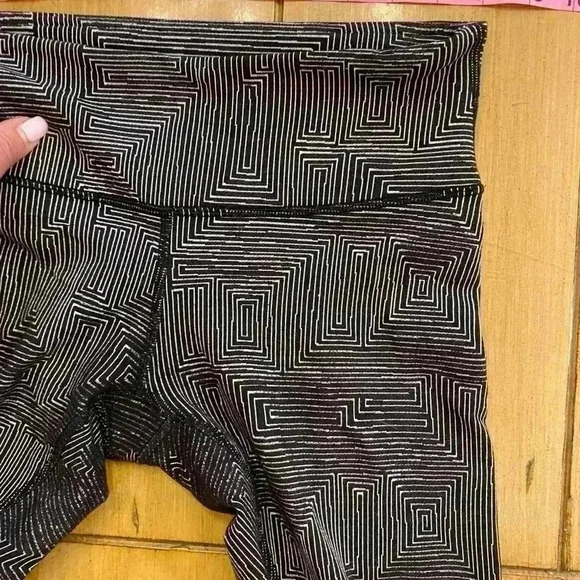 Lululemon Womens Thicker Crop leggings abstract maze print black white 6 - Picture 11 of 11